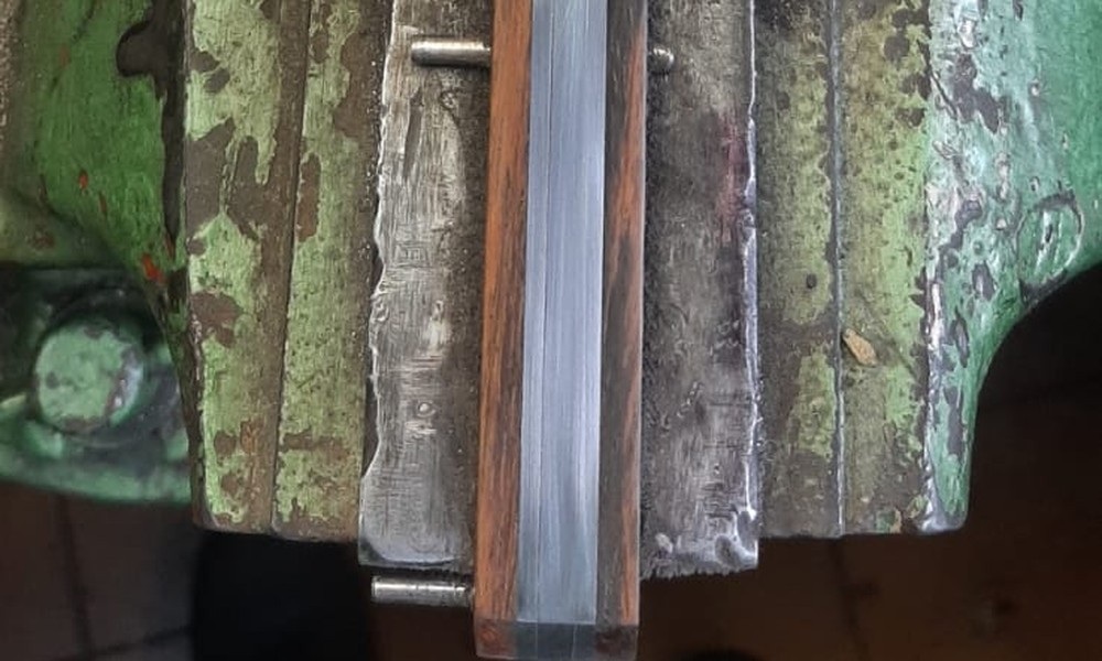 processo de encabamento em madeira para faca artesanal - Runefall