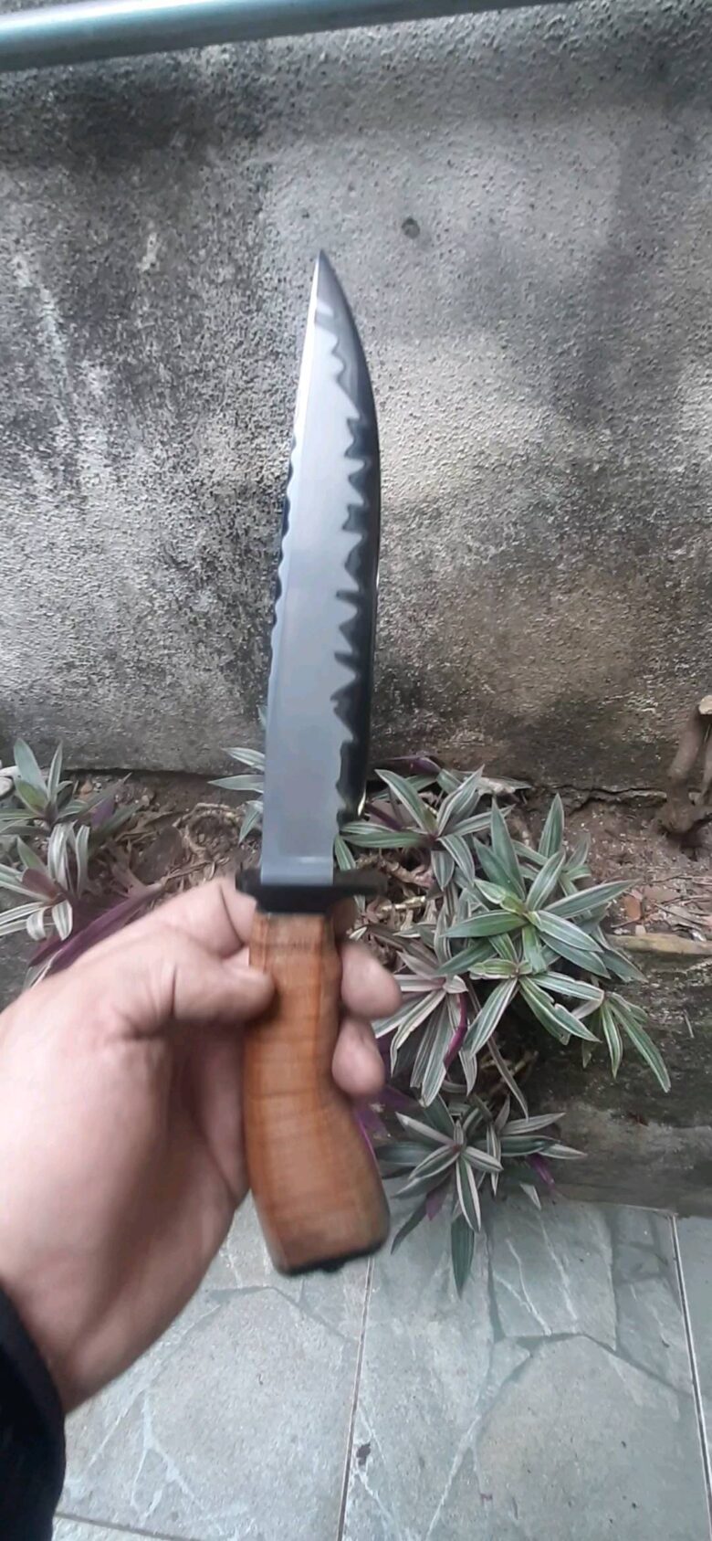 tipos de facas artesanais - faca serrilhada com cabo de madeira Runefall