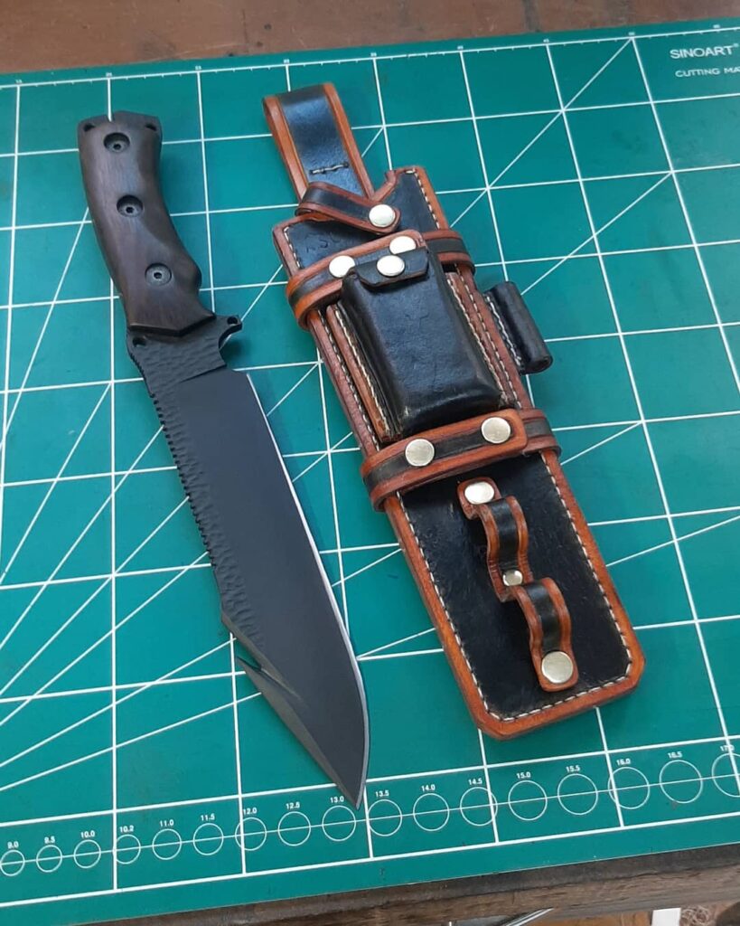 Faca tática artesanal com bainha de couro e lâmina em blackwash
