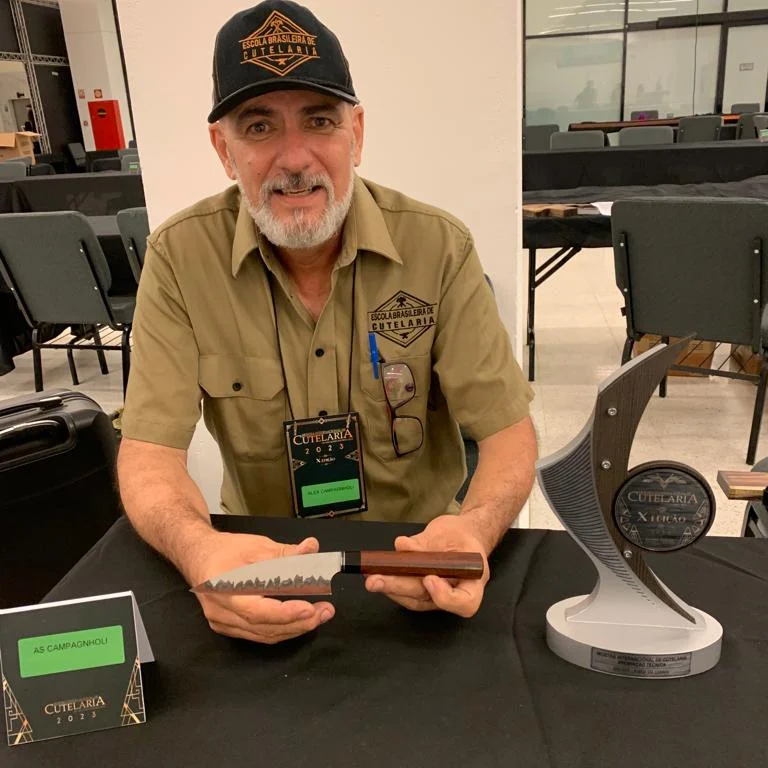 Alex Campagnholi, cuteleiro da cutelaria artesanal no Brasil, com prêmio de premiação técnica