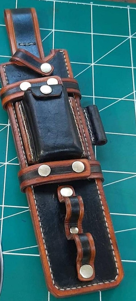 Bainha de couro artesanal Runefall com costura aparente, rebites e bolso frontal