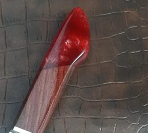 Detalhe do cabo em jacarandá violeta com resina na faca de cozinha artesanal