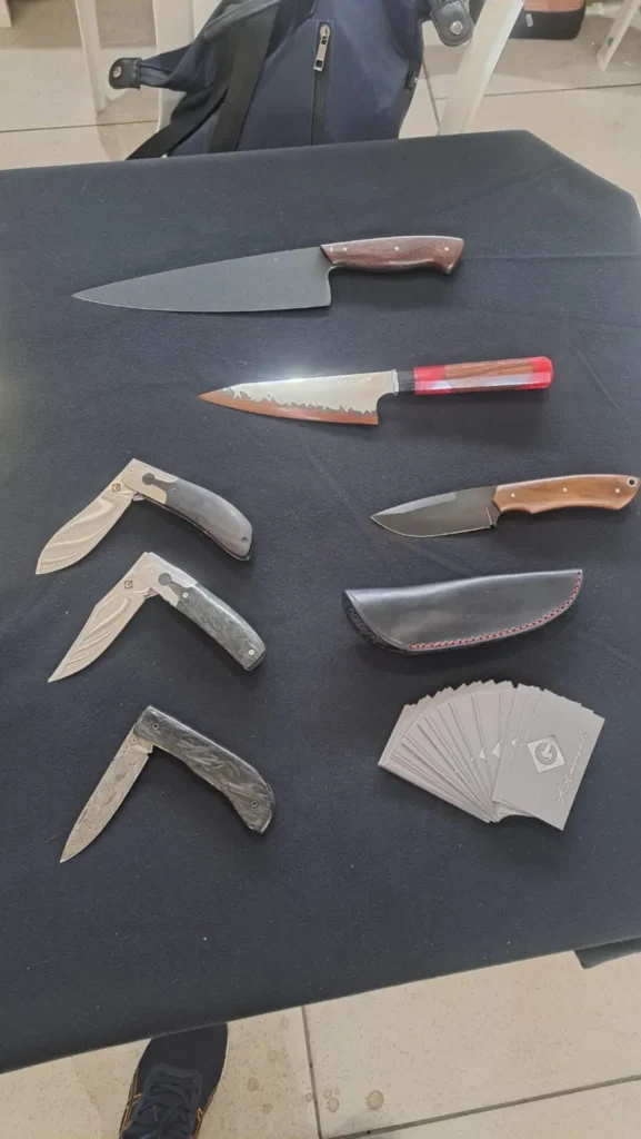 facas artesanais damasco expostas em feira de cutelaria brasileira