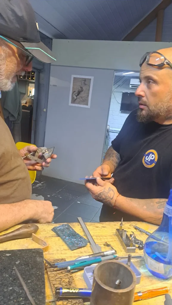 Cuteleiro artesanal brasileiro trabalhando na produção de facas artesanais