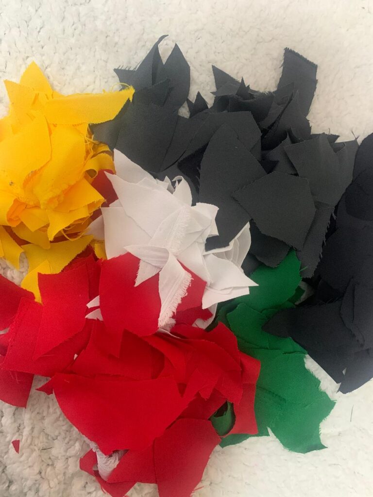 Retalhos de tecido colorido usados no processo artesanal de Micarta