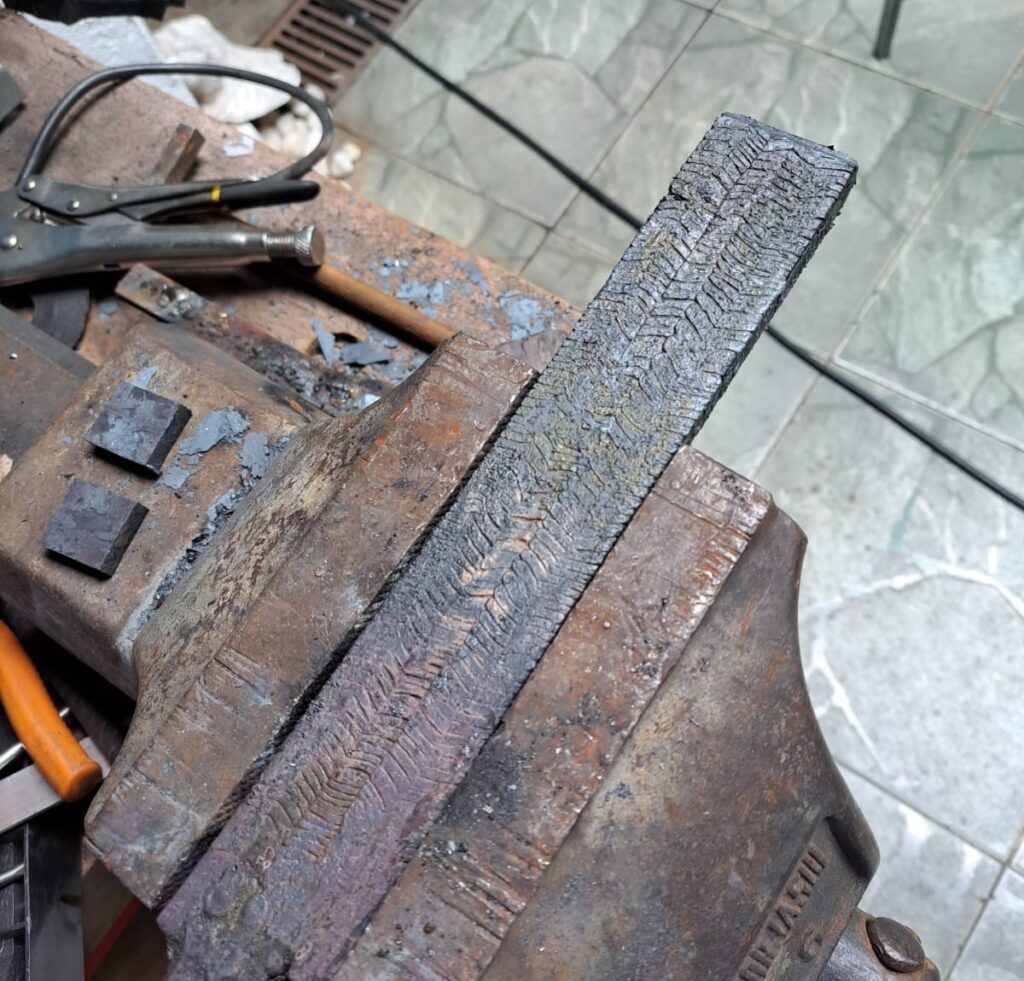 Barra de aço 5160 sendo cortada para forjar faca de churrasco artesanal