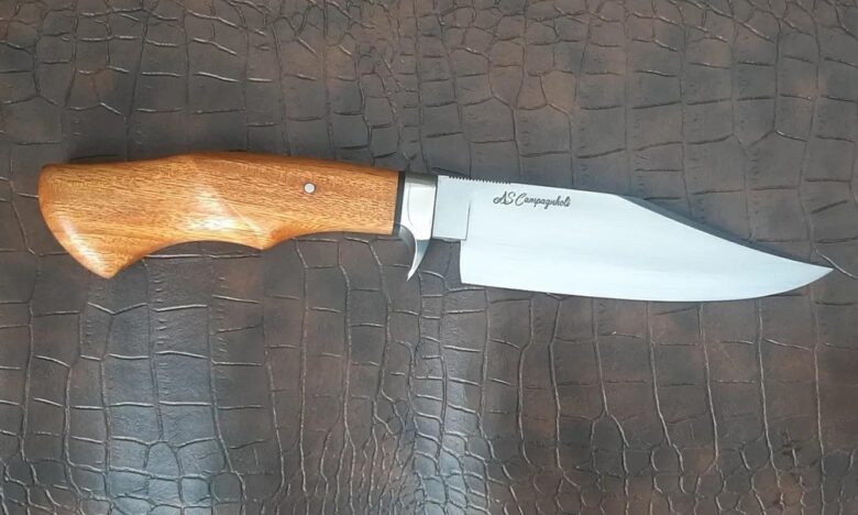 Faca de churrasco artesanal Runefall em aço 5160 com cabo de ipê champanhe e assinatura AS Campagnholi
