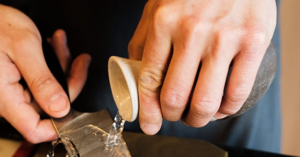 Como cuidar e conservar sua faca artesanal: aplicação de óleo protetor na lâmina