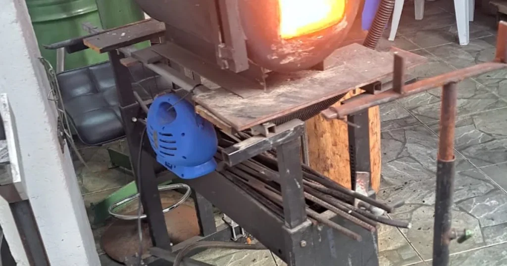 Forno de forja em brasa usado no processo de aquecimento e tratamento térmico de aço para facas artesanais Runefall