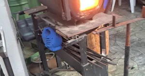 Forno de forja em brasa: primeira etapa do processo que resulta em aço estabilizado para facas artesanais