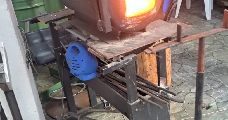 Forno de forja em brasa: primeira etapa do processo que resulta em aço estabilizado para facas artesanais
